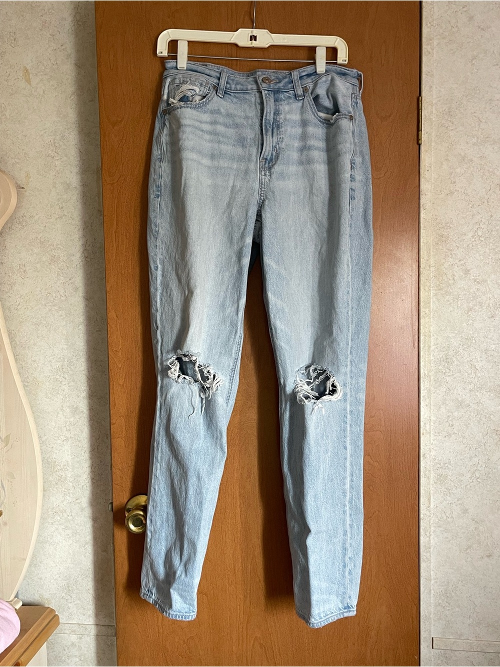American Eagle Light Wash Distressed High Rise Mom Jeans Size 8